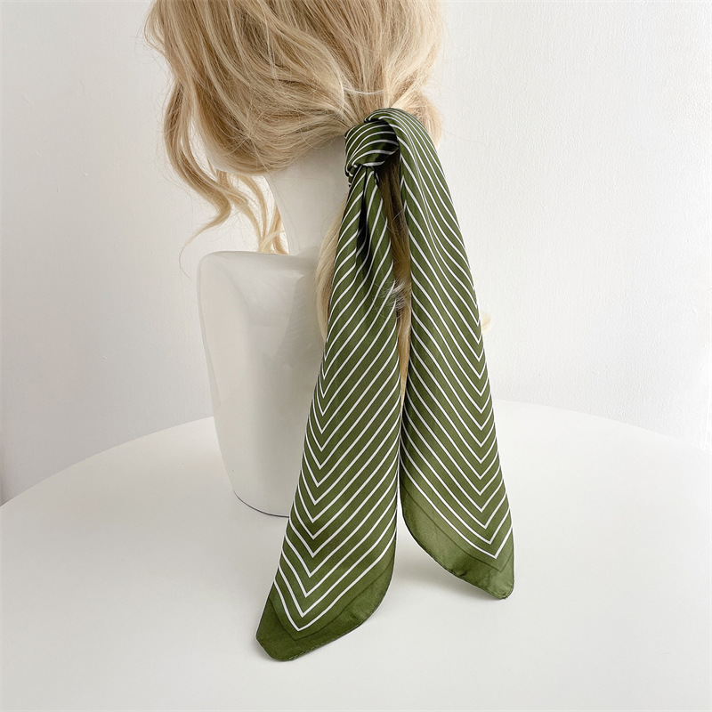 Silk Tie Striped - وشاح حريري فاخر مخطط مربع الشكل