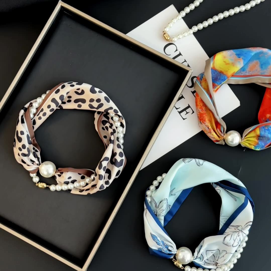 Silk Neck Scarf - وشاح حريري مطبوع مع مشبك مغناطيسي