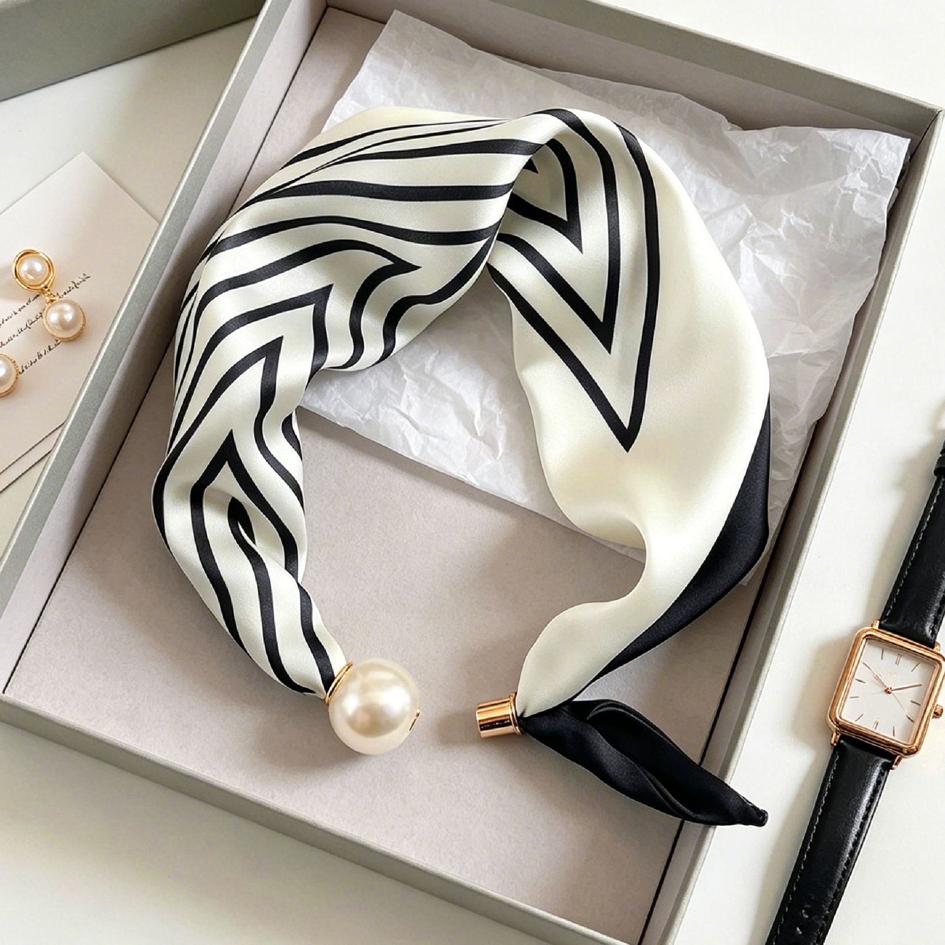 وشاحات أنيقة وعصرية مزينة بالل - مراجعة Ascot Neck Scarf وسعره