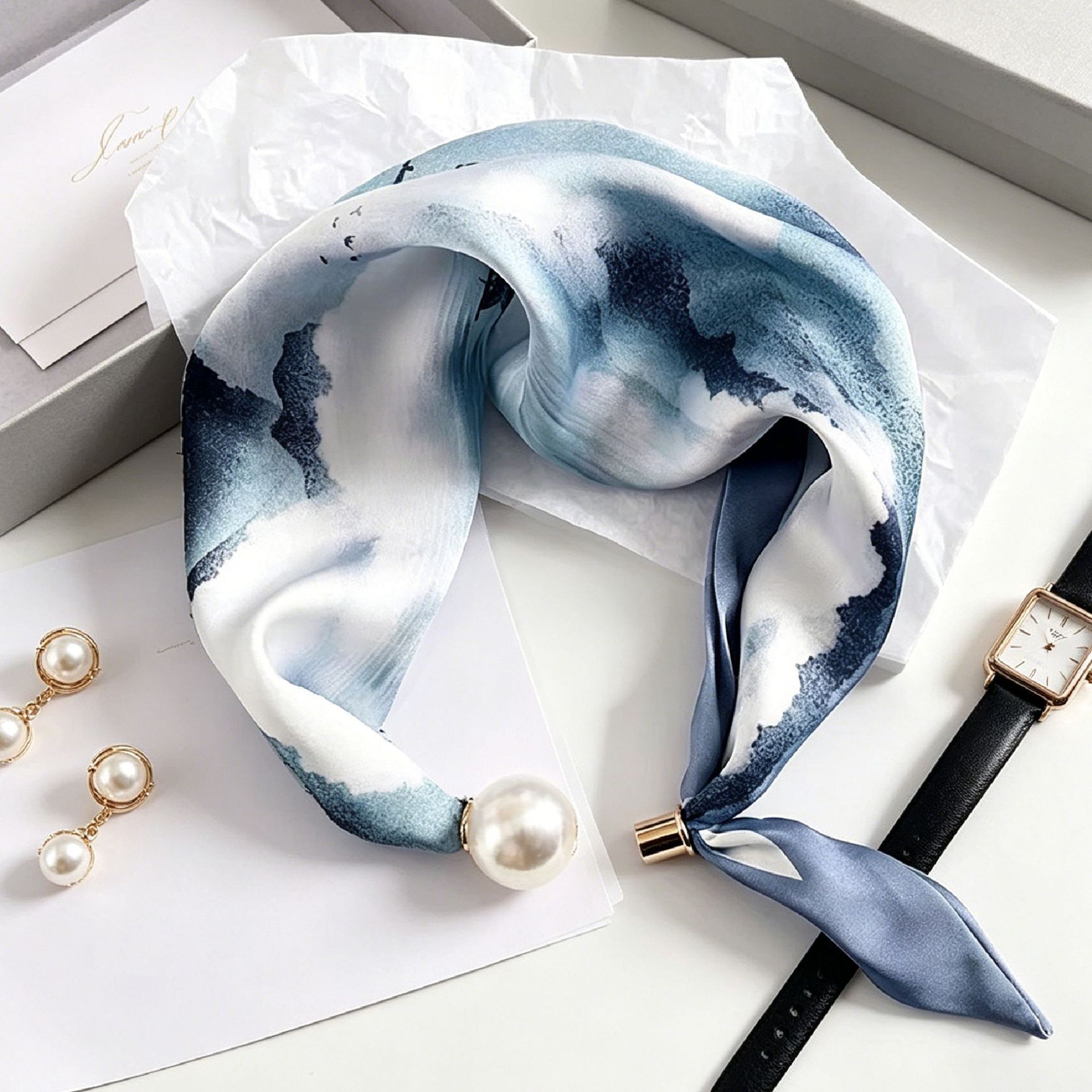 وشاحات أنيقة وعصرية مزينة بالل - مراجعة Ascot Neck Scarf وسعره